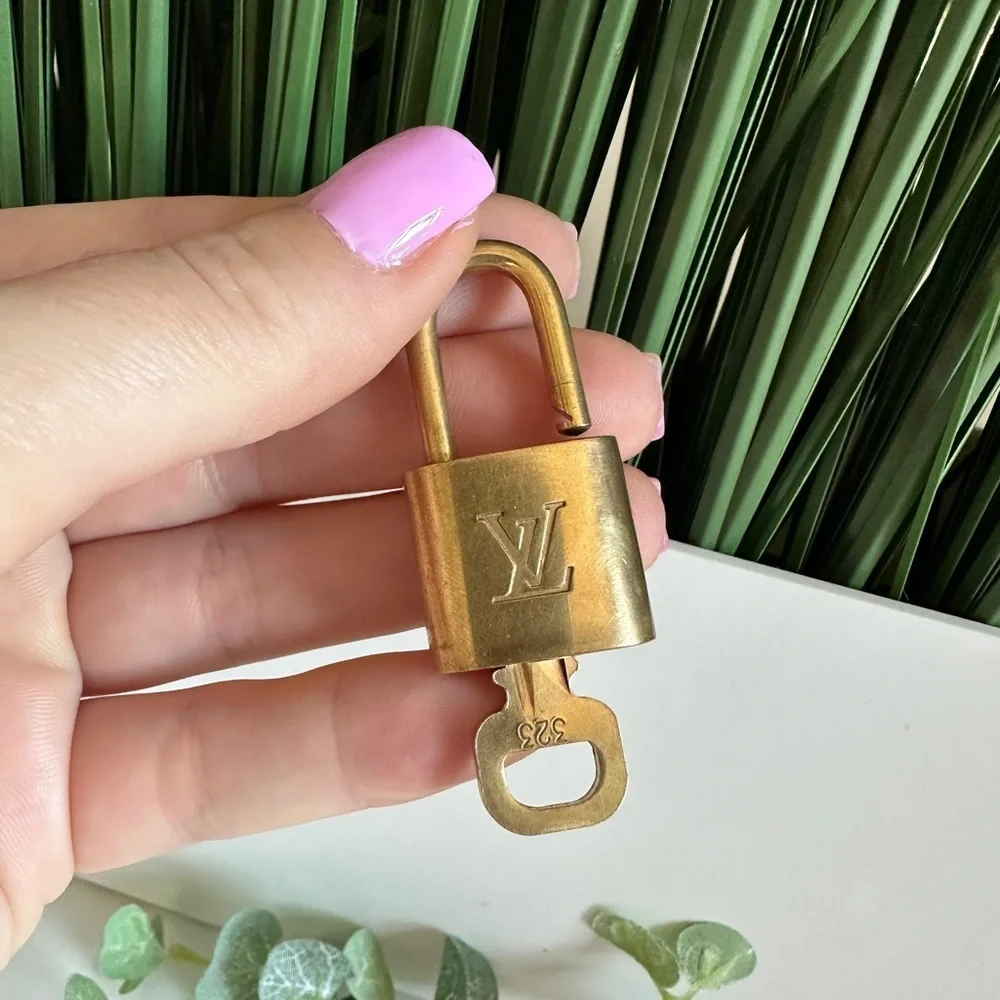 Louis Vuitton lock with key 323 - Picture 2 of 2